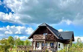 Mazurska Osada nad jeziorem Orzysz